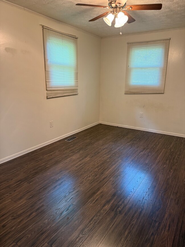Building Photo - 118 Rhody Dr