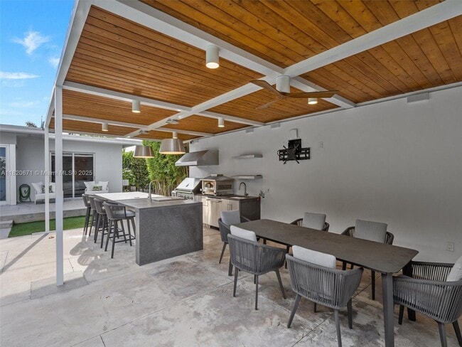 Building Photo - 425 E Dilido Dr