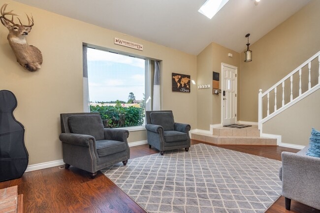 Building Photo - Spacious and Beautiful Home with Private Apartment!