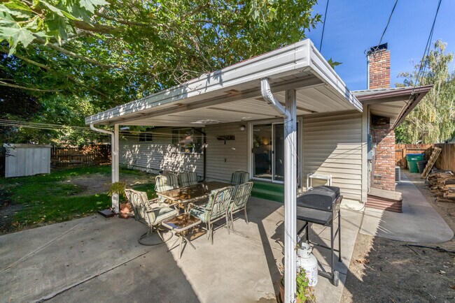 Building Photo - 1490 Foster Dr