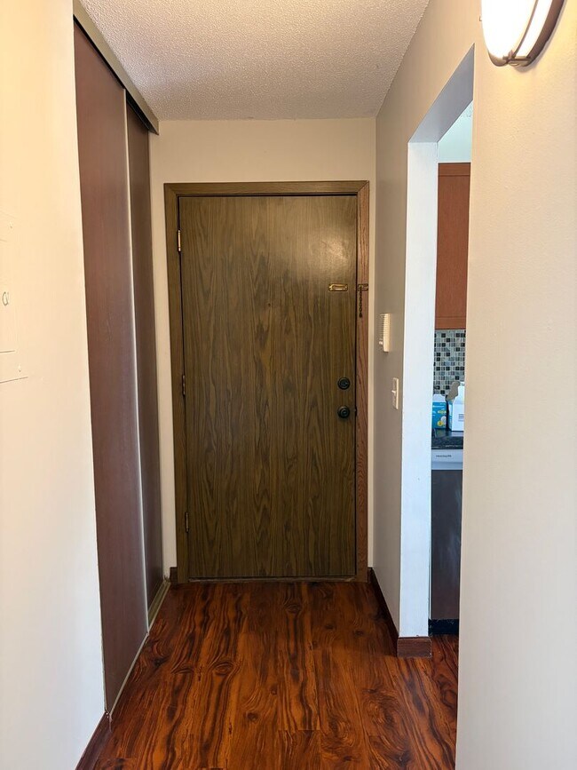 Building Photo - Spacious 2-Bedroom/1.5 Bathroom Condo