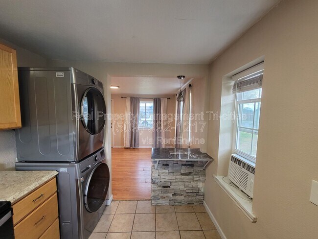 Building Photo - 1124 E 7th Ave