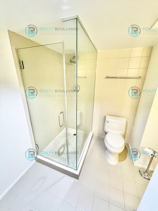 Building Photo - Modern 1 Bedroom 1 Bath Luxury Condo at Th...