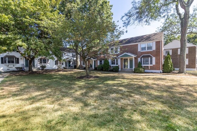Building Photo - 240 Sunnyridge Ave