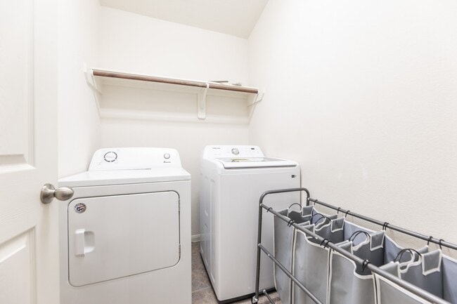 Building Photo - 6451 Applewood Forest Dr