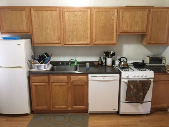 Primary Photo - Large 2 bed unit in a prime location, the landlord paying the full broker's fee!