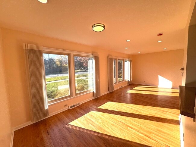 Building Photo - 1042 W Central Rd