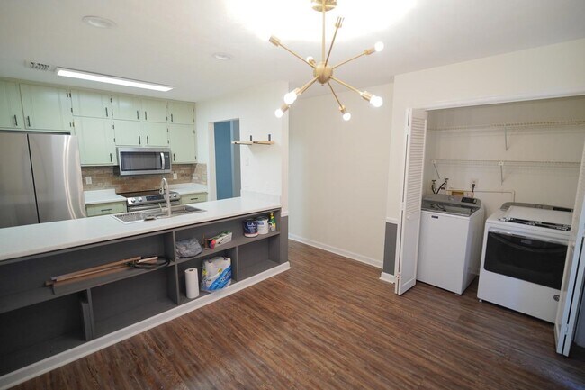Building Photo - 3027 Oak Hammock Ln