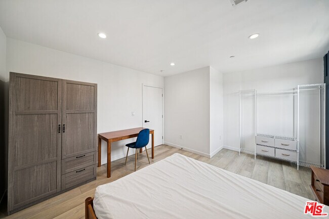 Building Photo - 835 N Harvard Blvd