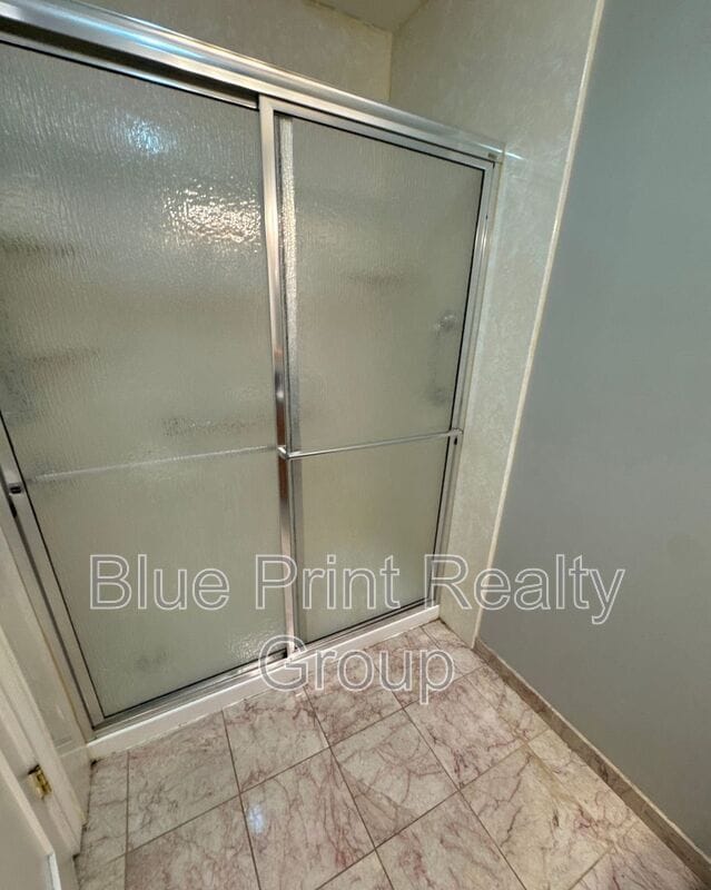 Building Photo - 1540 E 67th Pl