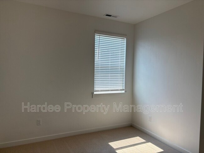 Building Photo - 1411 W Dovefield St