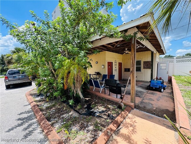 Building Photo - 2121 Lakeview Dr