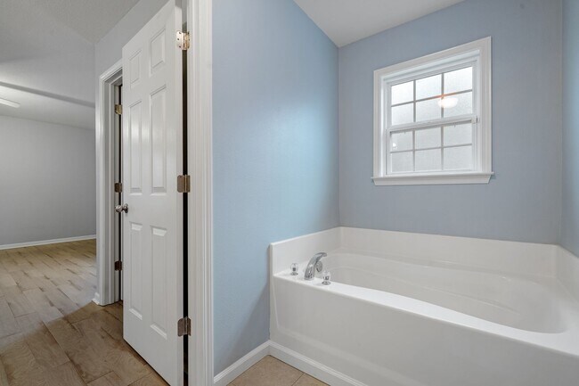 Building Photo - Amazing Home on Large Lot/3-BD 2-BTH in Ly...