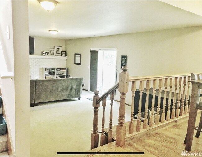 Building Photo - Open, bright and roomy with private backyard