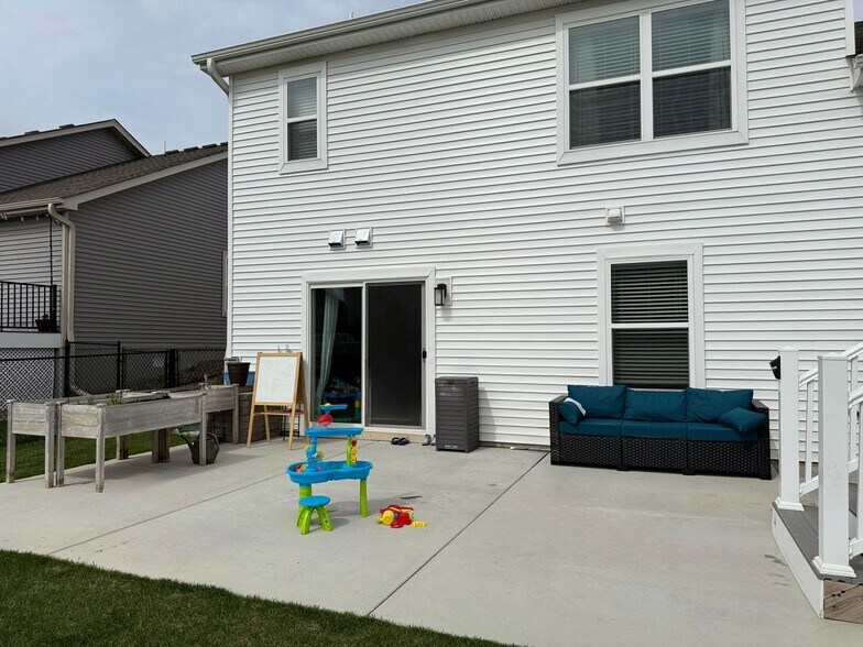 Building Photo - 14250 Cheshire Ln N