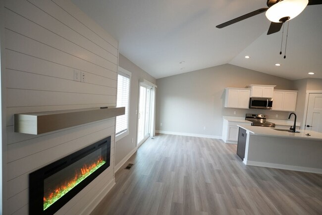 Building Photo - Beautiful 3 Bed Ranch Home w/ fully finish...