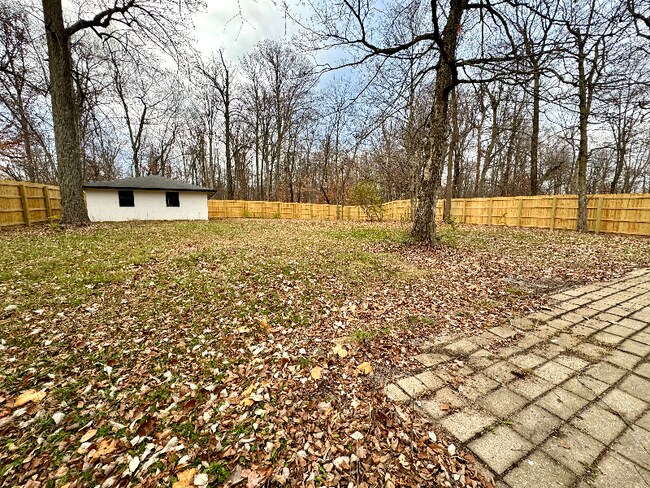 Building Photo - 2051 S Post Rd