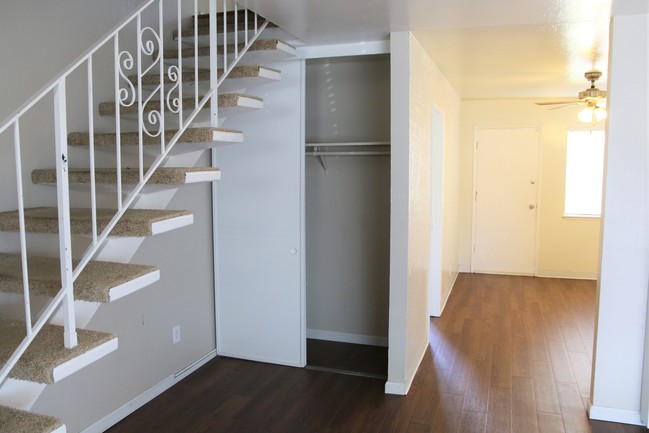 #2: 2 Bed, 1.5 Bath Townhome Available Mid-Oct! - Hamilton Villa