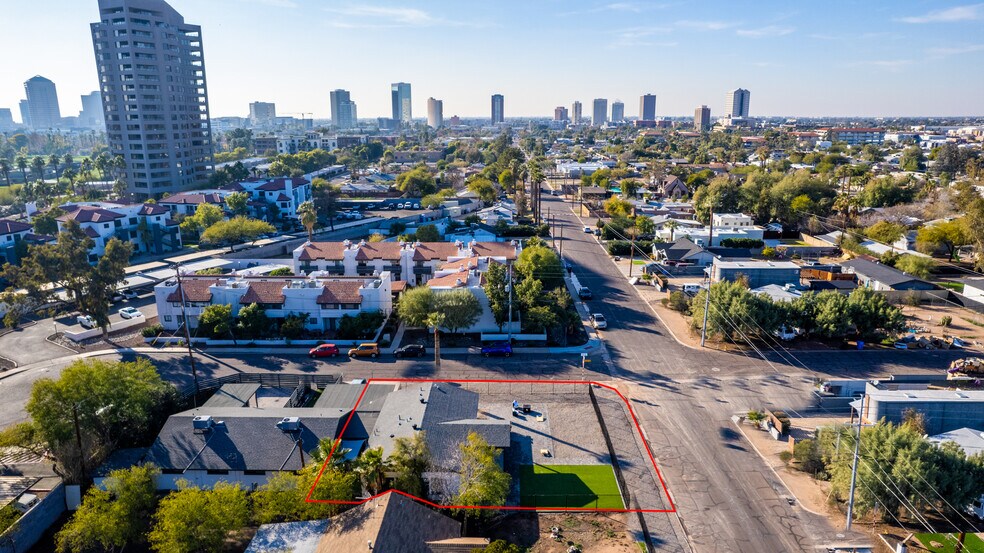 Building Photo - 1101 E Whitton Ave