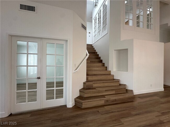 Building Photo - 2424 Shady Vista Dr