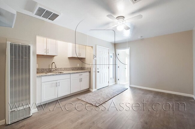 Building Photo - Cozy And Charming 2 Bed/1 Bath Duplex In Perris!