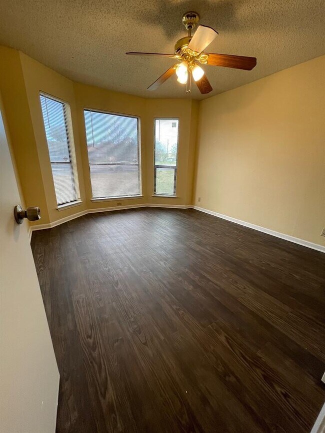 Building Photo - 316 W William Cannon Dr