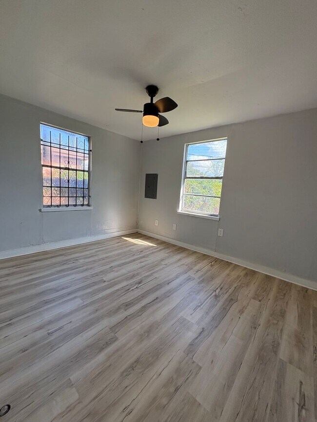 Building Photo - 3023 Oak Forest Ln