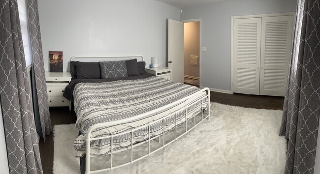 Building Photo - 8445 N Greenvale Rd