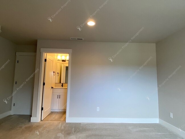 Building Photo - Newer 3BR - 2.5BA Home a Sought-After Redm...