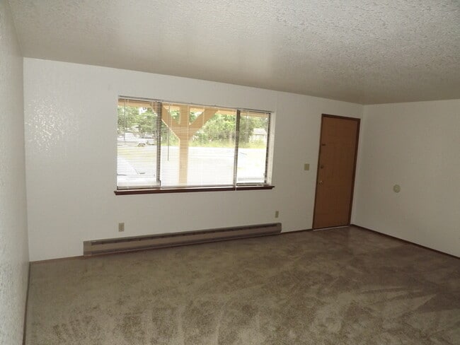 Building Photo - 2 Bedroom 1 1/2 Bath Townhouse Near Bethel...