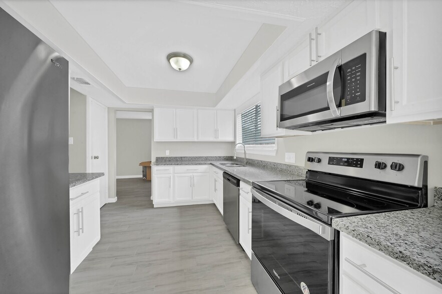 Kitchen - 1211 Sand Stone Dr