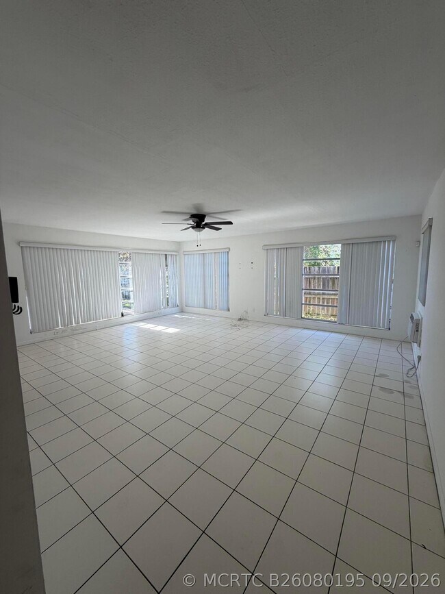 Building Photo - 5806 N Flagler Dr