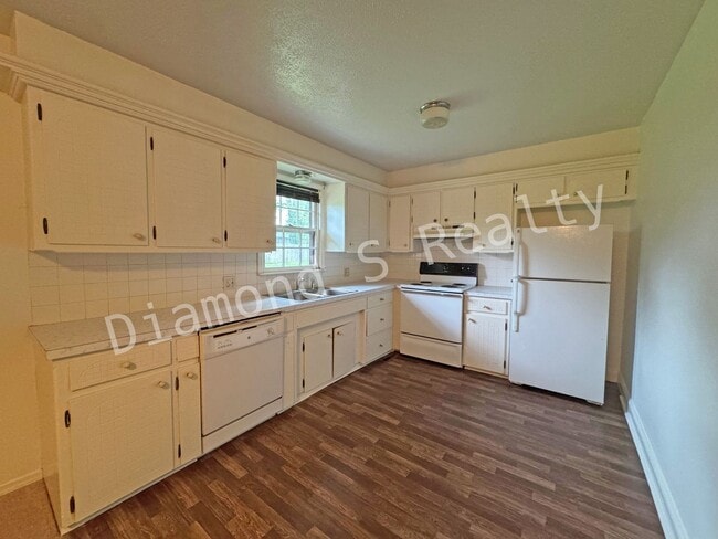 Building Photo - Charming 3 bedroom home close to Cooper So...