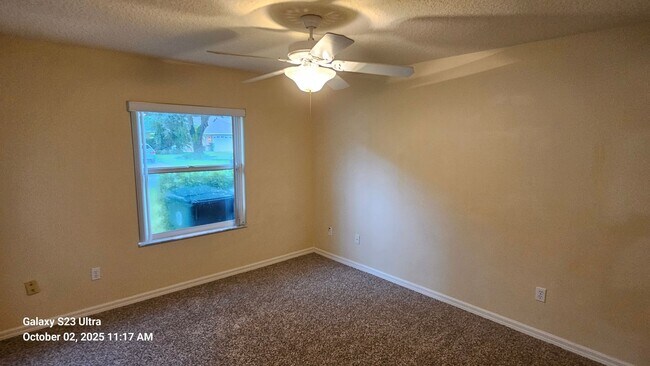 Building Photo - Spacious 4 Bedroom Home in Breakaway Trail...