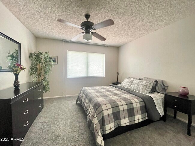 Building Photo - 425 S Parkcrest