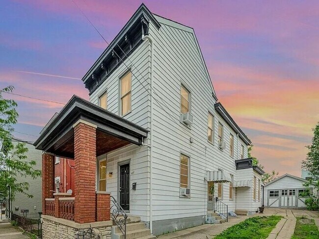 Primary Photo - 907 Columbia St