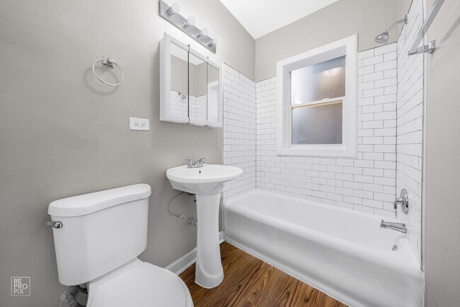 Building Photo - 1942 Lombard-4