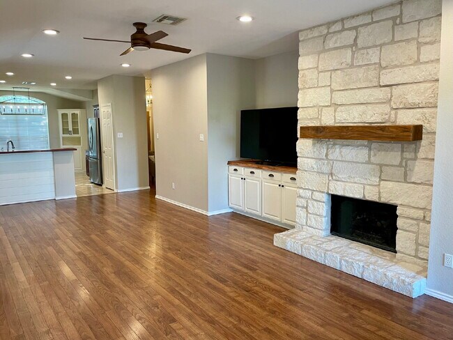Building Photo - Charming 4-Bedroom Home in South Austin’s ...