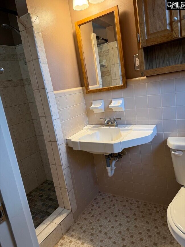 Building Photo - 511 Shady Ln