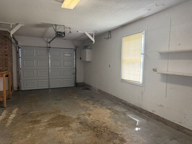 Building Photo - Nice 3 bedroom, 2 bath House