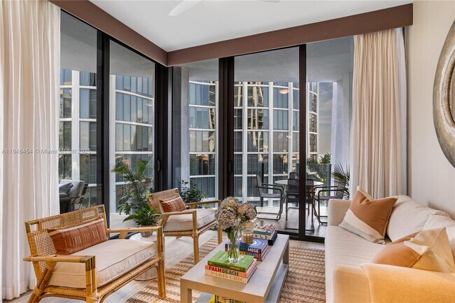 Building Photo - 2831 S Bayshore Dr