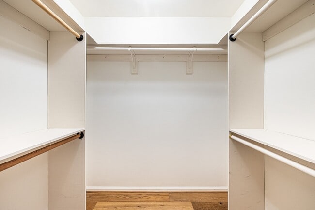 Building Photo - Prime Location 3 bedroom Townhome with Central A/C & Heat. Laundry in unit. Side-by-Side parking.