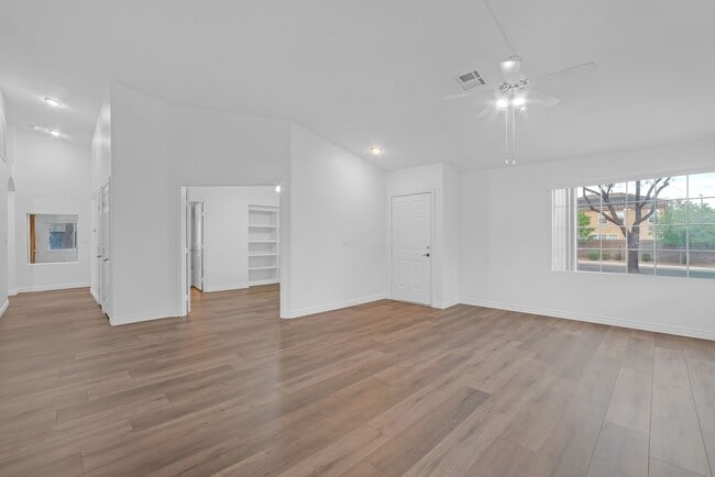 Building Photo - MOVE-IN READY SINGLE-STORY 4-BEDROOM 3-CAR GARAGE HOME IN HENDERSON!