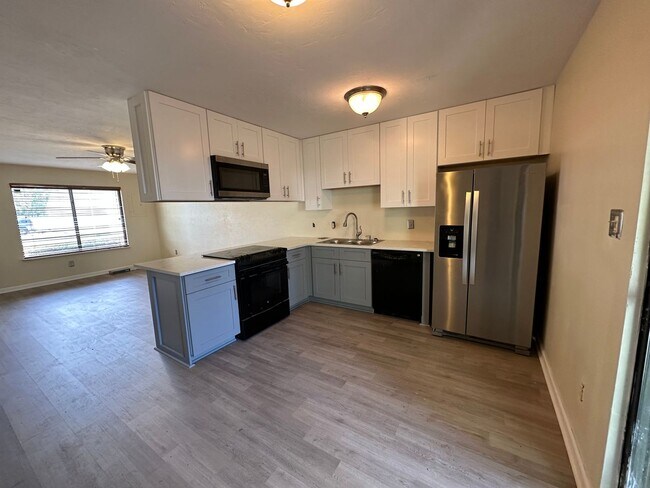 Building Photo - 2 Bedroom Apartment Walking Distance to FSU