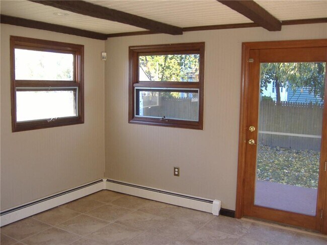 Building Photo - 18 Burnside St