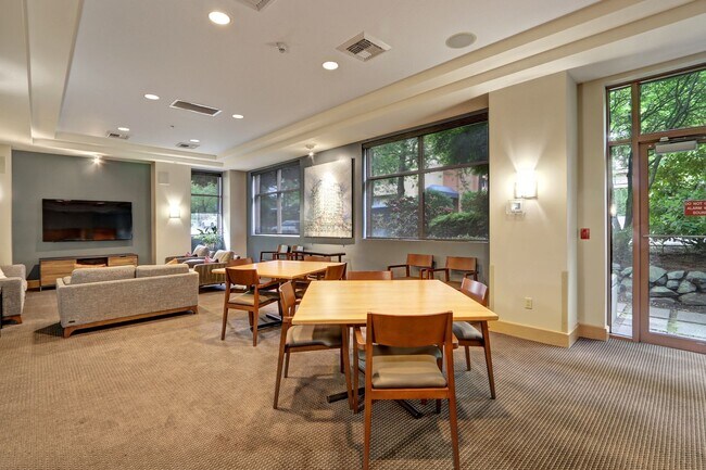 Building Photo - 0bd/1ba Bellevue Condo