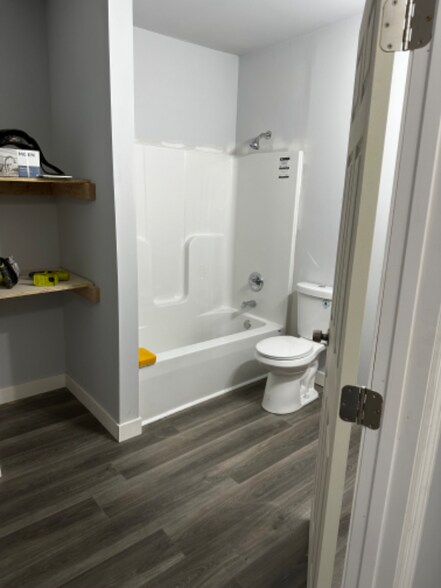 Building Photo - 811 W 8th St