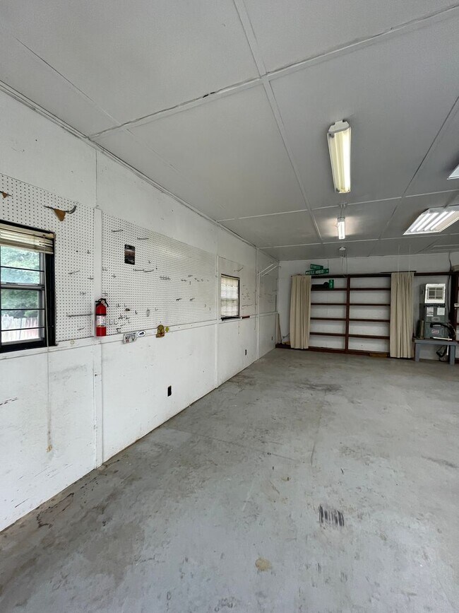 Building Photo - Ozark Alabama!