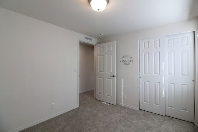 Building Photo - 1214 N Morain Loop