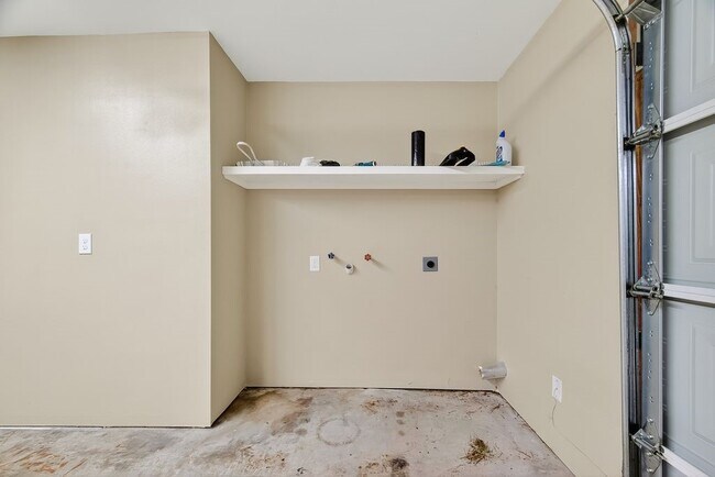 Building Photo - 2103 Woodway Dr